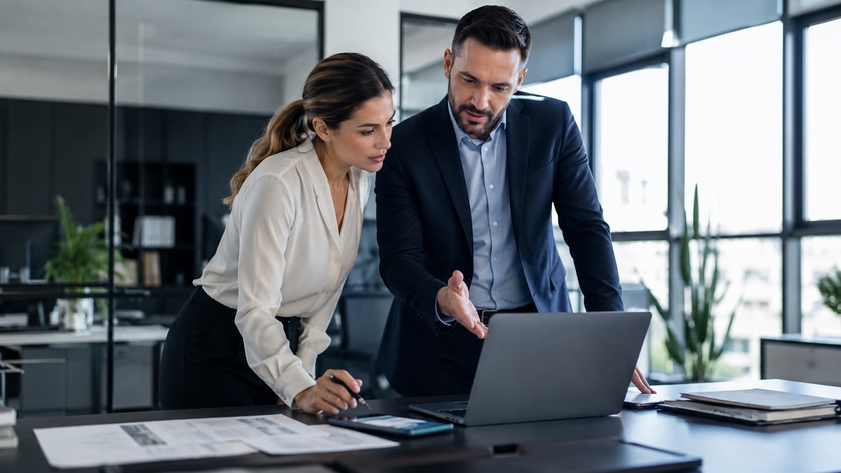 Professionnels en bureau organisant des documents